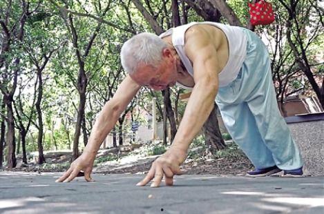 男孩痛苦劈叉视频,挑战极限引网友热议